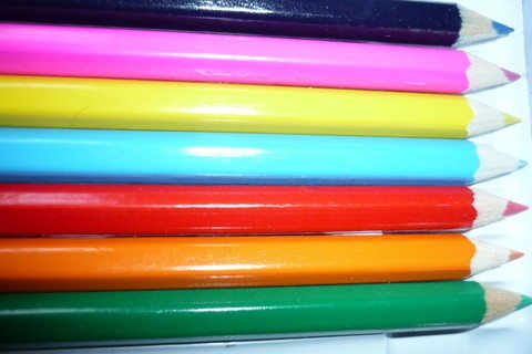 Auf dem Bild sehen wir einen Kasten mit bunden Malstiften mit den Farben grün, orange, rot, blau, gelb, rosa und schwarz als Sinnbild für die Vielfalt in Deutschland und die gelungene Integration
