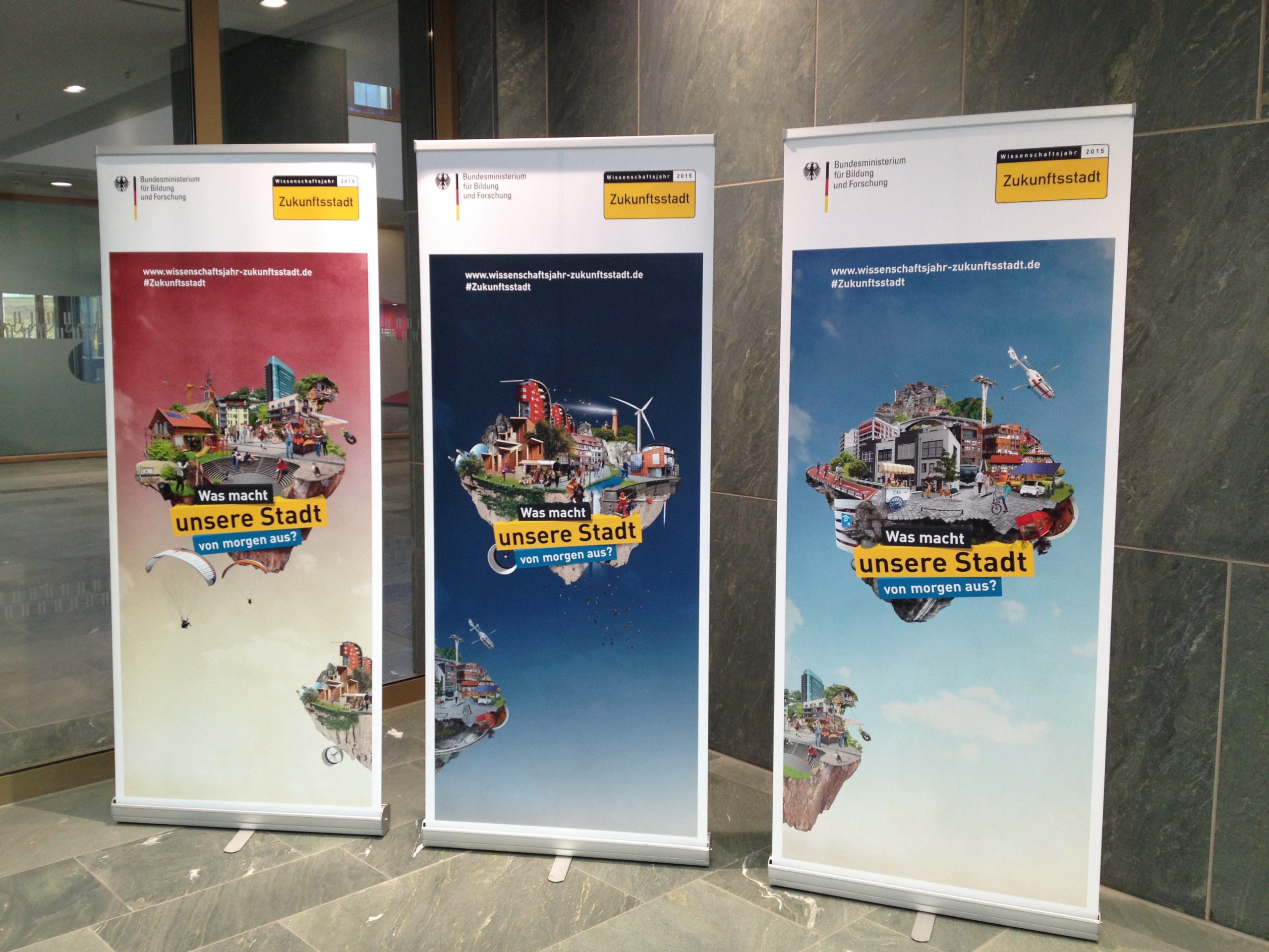 das Foto zeigt die aktuellen Plakate zum Wissenschaftsdialog 2015 mit dem Motto Zukunftsstadt