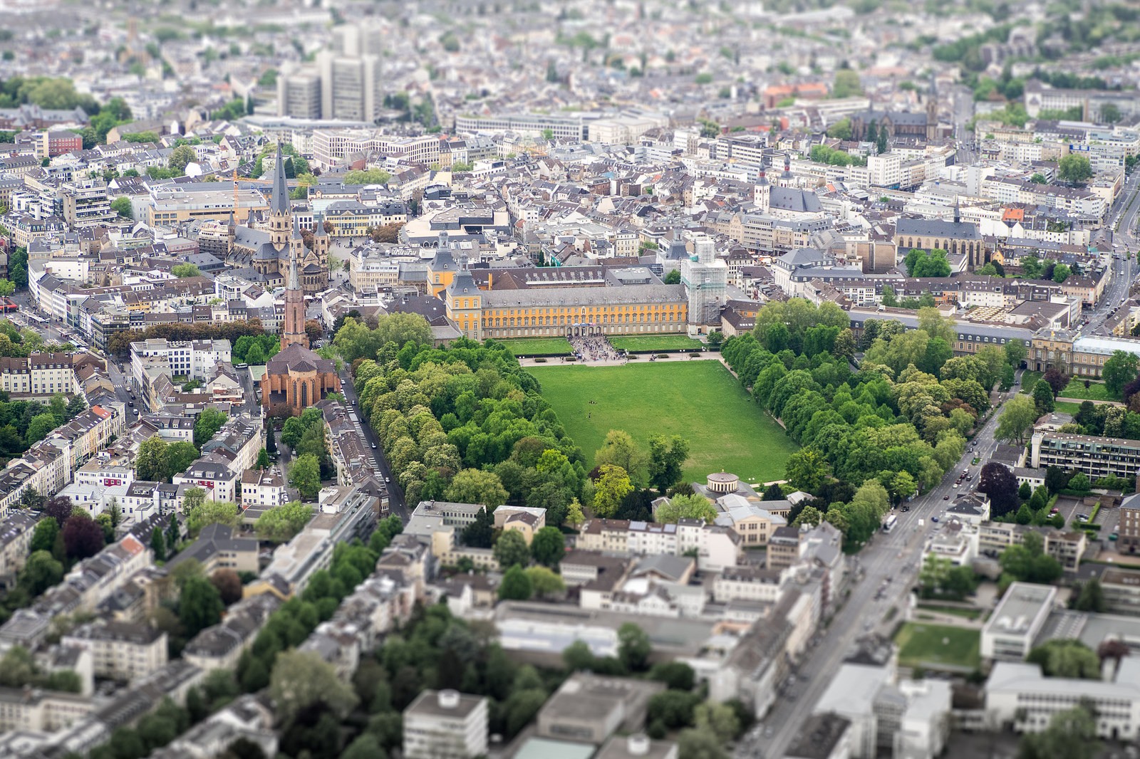 Blick aus der Vogelperspektive auf Bonn. Im Zentrum steht die Uni mit ihrem Hofgarten
