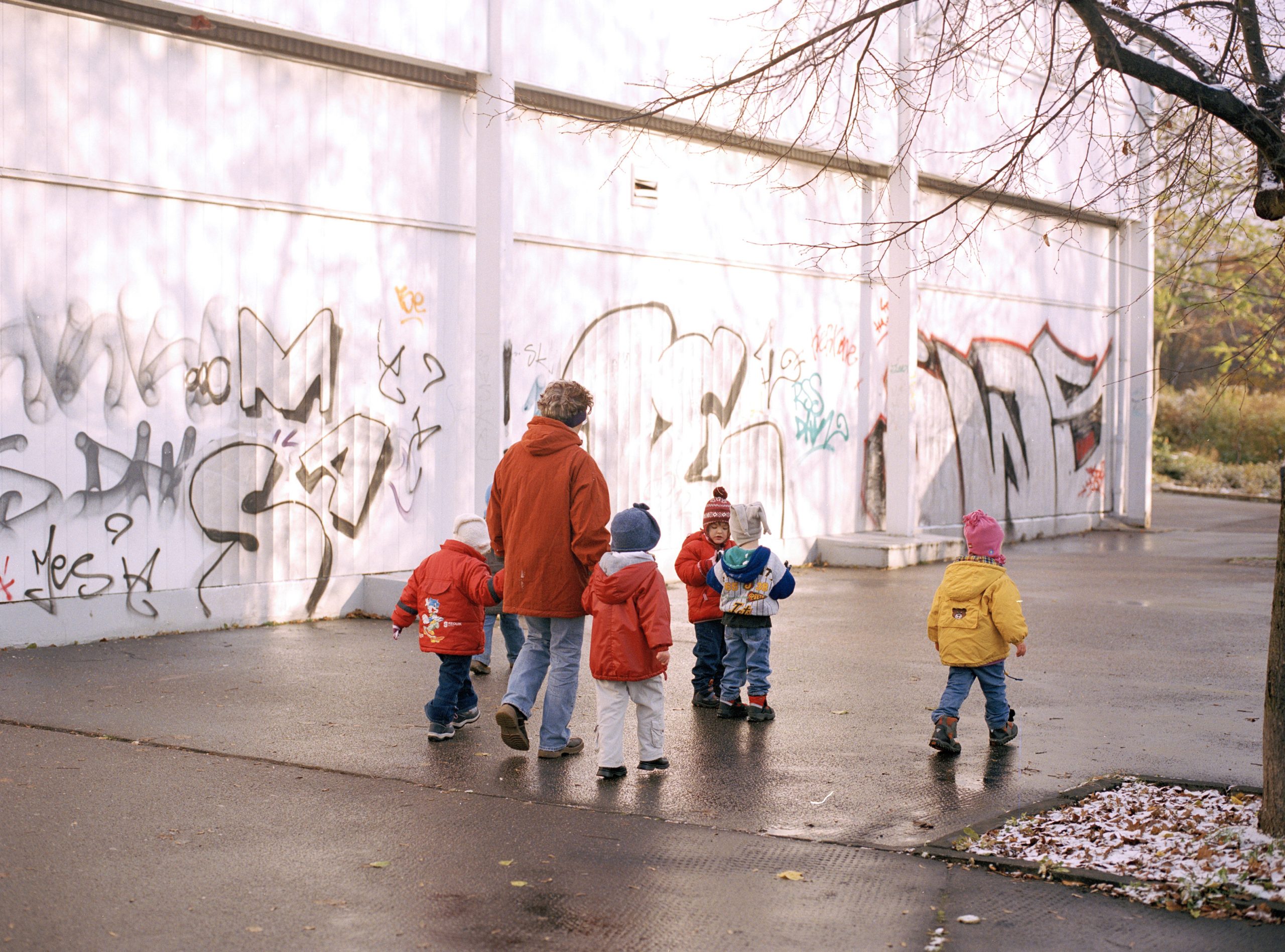 Eine Frau mit mehreren Kindern auf einem Fußgängerweg.