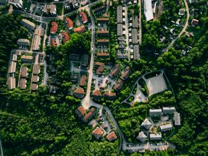 Aerial view of european town. Houses in beautiful residential neighbourhood during summer season in Finland. Luftaufnahme einer europ&auml;ischen Stadt. H&auml;user in einem sch&ouml;nen Wohnviertel w&auml;hrend der Sommersaison in Finnland. Lizenziert am 08.09.2025 in einer KONZERN-Lizenz f&uuml;r ST-W ID-2658 | Studie Die GRW neu denken: Proaktive Industriepolitik f&uuml;r Deutschlands Regionen
